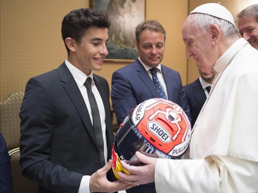 Marc Márquez le entrega un casco al Papa Francisco.