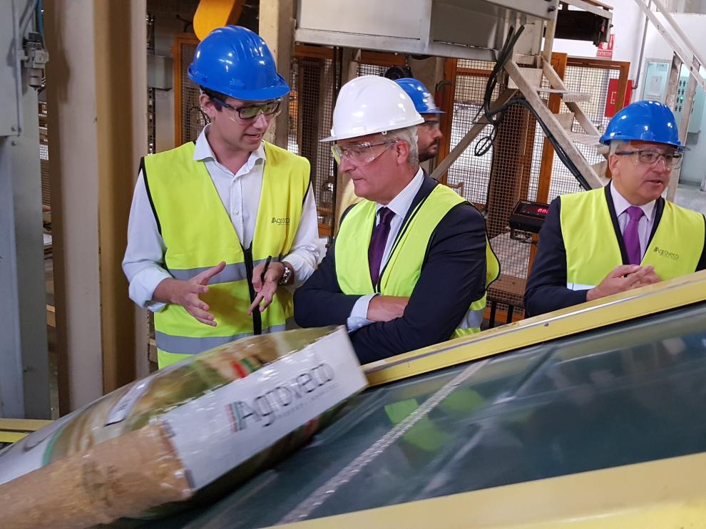 Visita del consejero Olona a las instalaciones de Agroveco en Casetas.