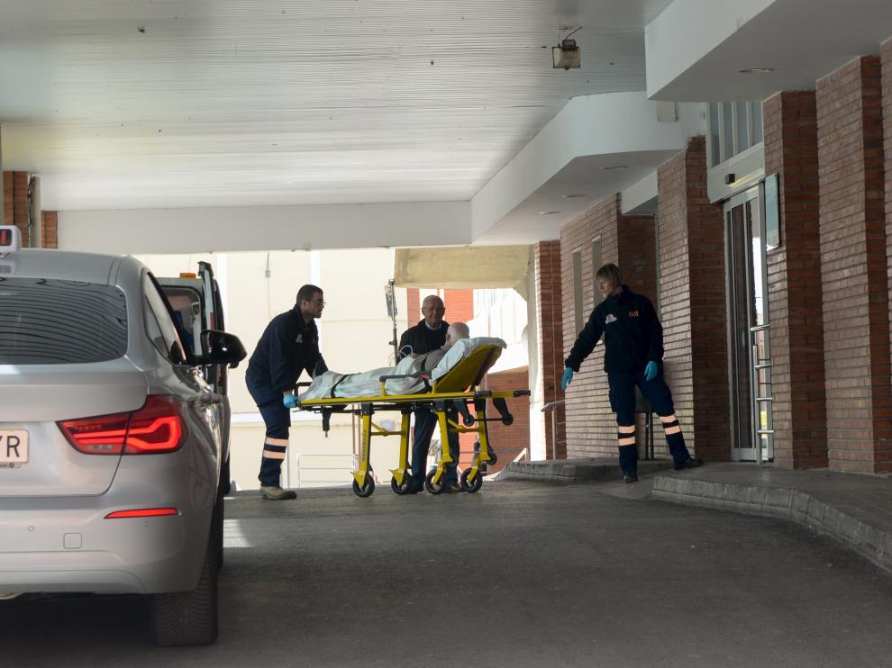 Una ambulancia llega a Urgencias del Obispo Polanco con un paciente.