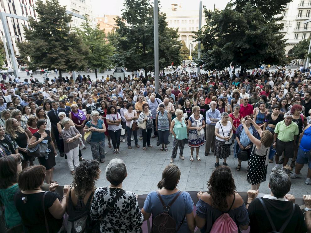 Numerosas personas se han concentrado tras el doble crimen de Zaragoza.