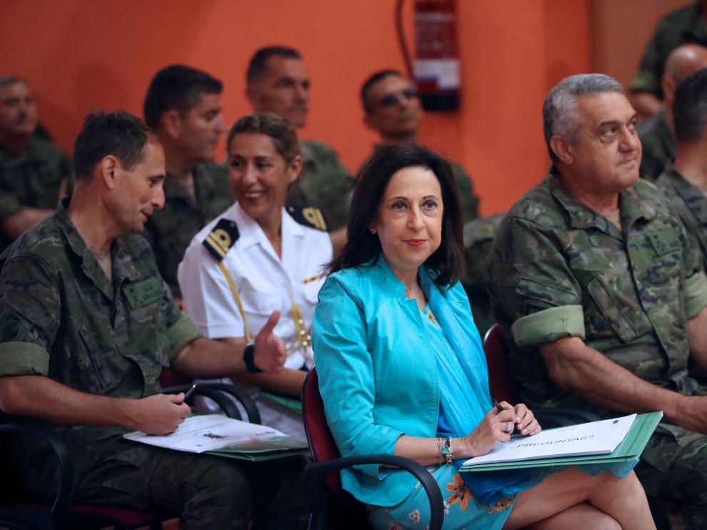 La ministra de Defensa, Margarita Robles, durante su visita a la Base San Jorge.