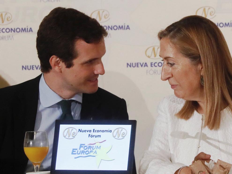 Pablo Casado junto a la presidenta del Congreso, Ana Pastor.