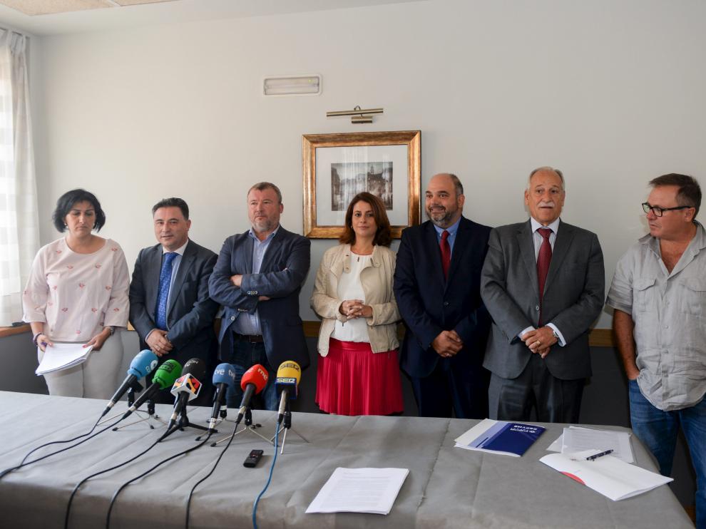 Representantes empresariales y sindicales, junto a los alcaldes de Teruel y Sagunto, Emma Buj y Quico Fernández.