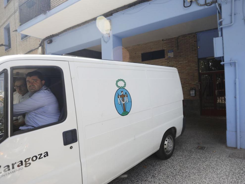 El furgón de la Sangre de Cristo sale con el cadáver de la madre del hombre que ha matado a su esposa en Zaragoza este jueves.