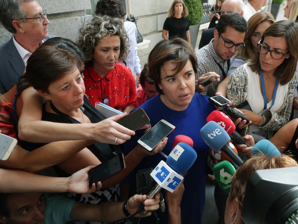 Soraya, preguntada por los periodistas.