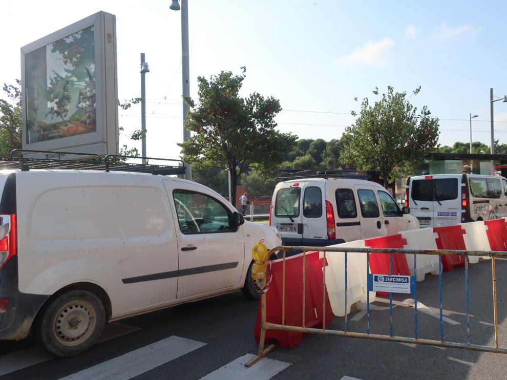 Un carril cerrado al tráfico por obras de canalización en Vía Ibérica.