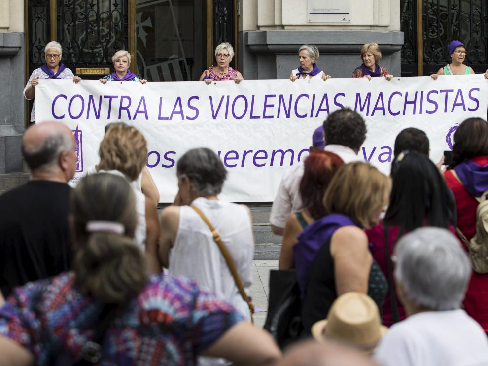 Concentración contra la violencia machista este jueves en la plaza de España de Zaragoza.