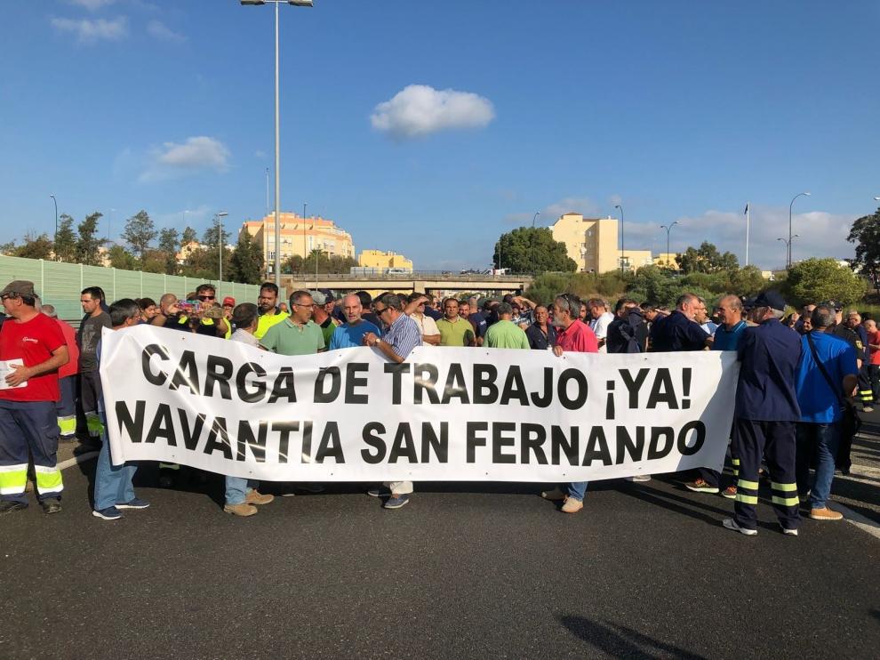 Los trabajadores del astillero de Navantia de San Fernando, Cádiz, han cortado la A-4 por temor a la pérdida del contrato.