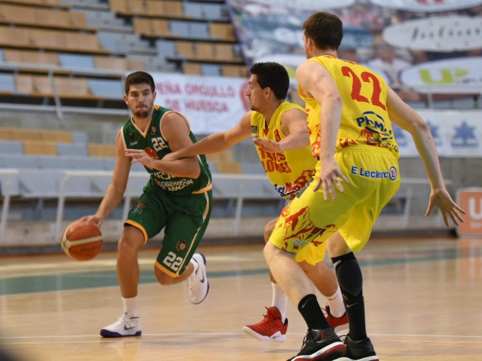 Sans, el único superviviente de la última plantilla peñista, en posesión de la pelota durante el amistoso contra el Tarbes francés.