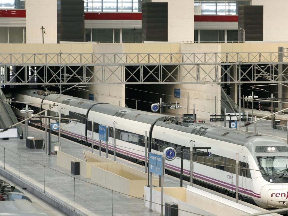 Un AVE en la estación de Delicias de Zaragoza.