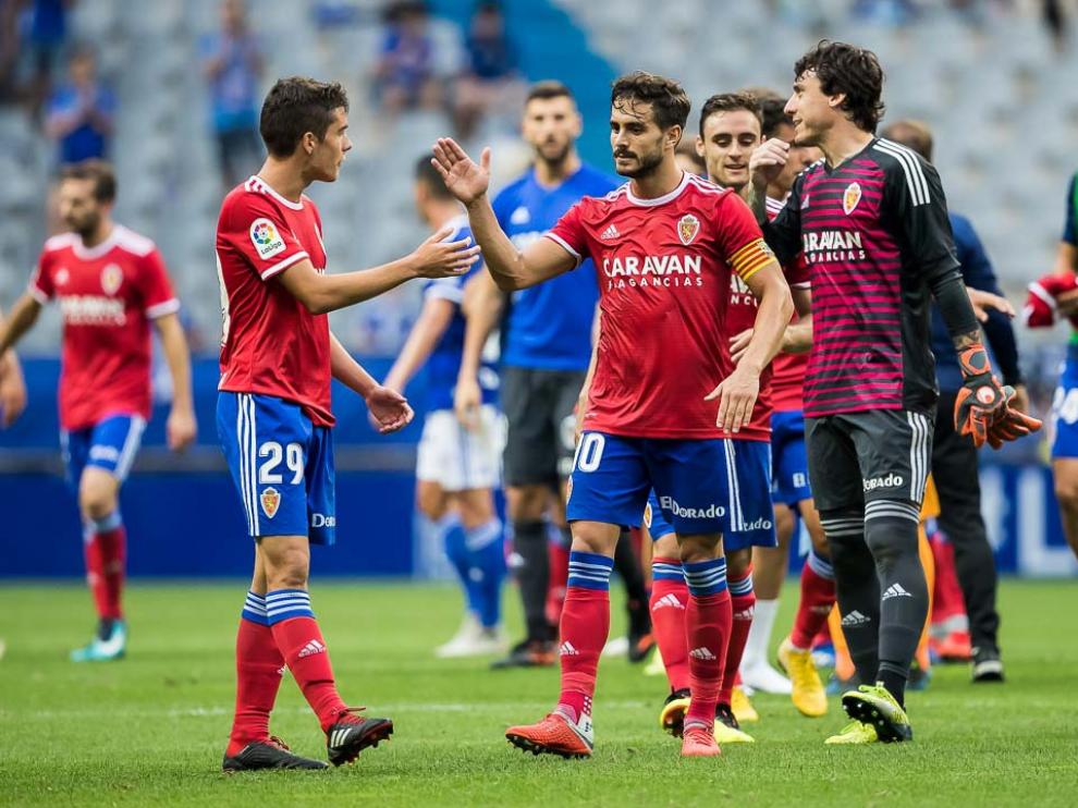 Los jugadores del Real Zaragoza celebran su triunfo en Oviedo.