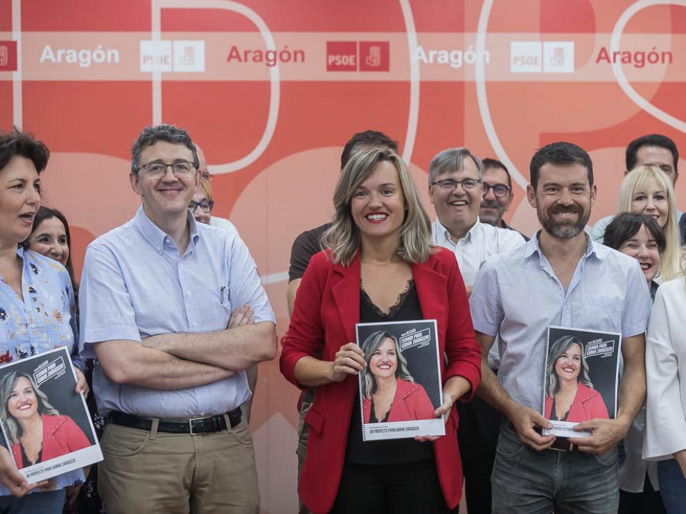 Pilar Alegría, con militantes que colaboran en su campaña.