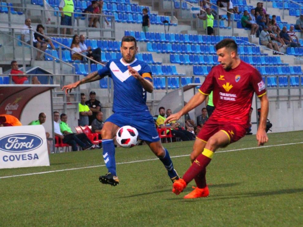 Un jugador del Teruel pugna por un balón en el partido disputado en Badalona.