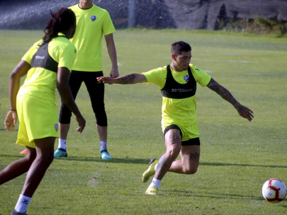 Chimy Ávila durante un momento del entrenamiento del Huesca que se ha desarrollado este sábado en el Instituto Montearagón.