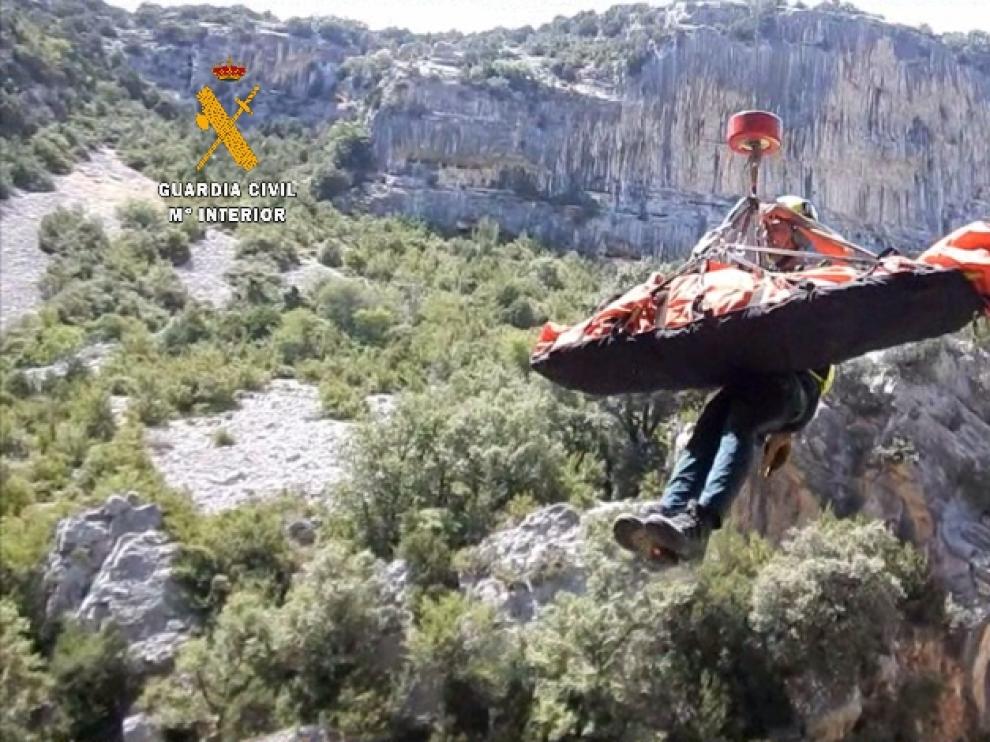 Intervención del helicóptero en uno de los rescates de este verano