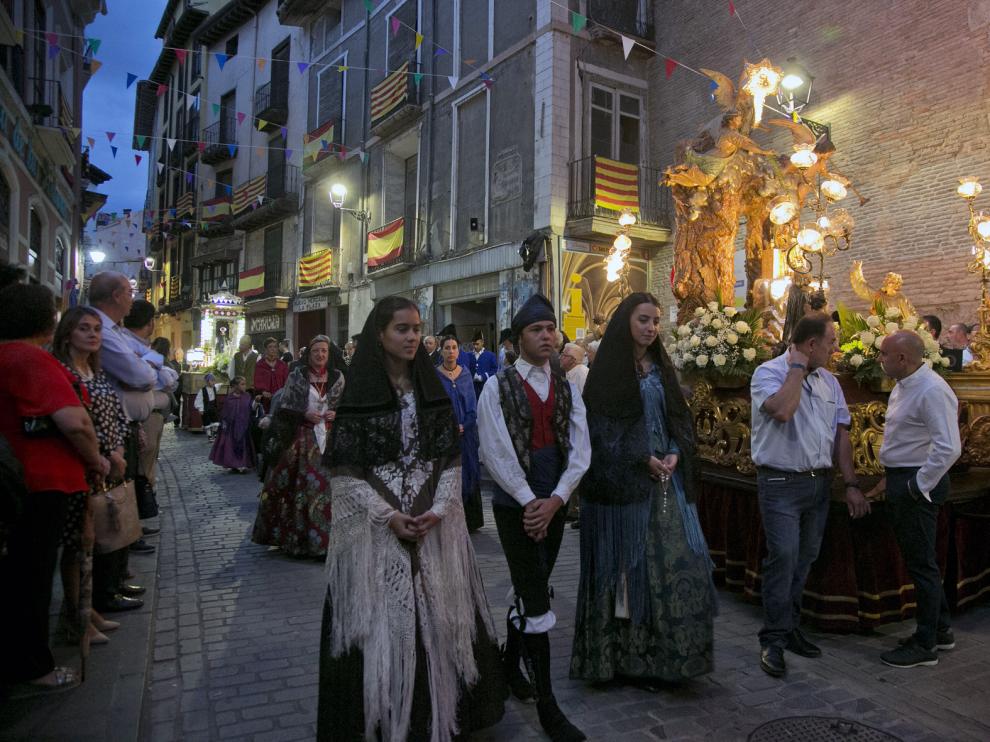 La comida popular celebrada ayer reunió a más de 900 vecinos en el pabellón.