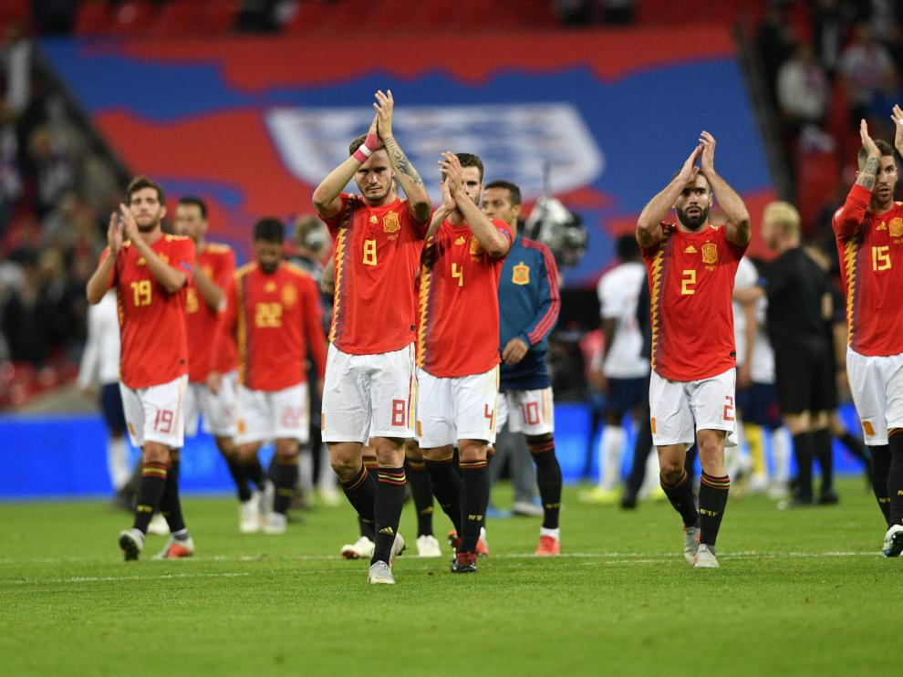Los jugadores de la selección española tras la victoria ante Inglaterra.
