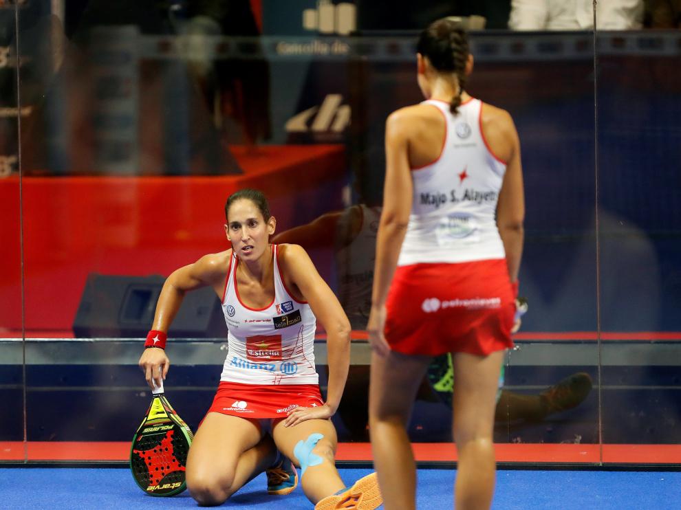 Majo (d) y Mapi (i) durante la final del torneo de Lugo, este domingo.