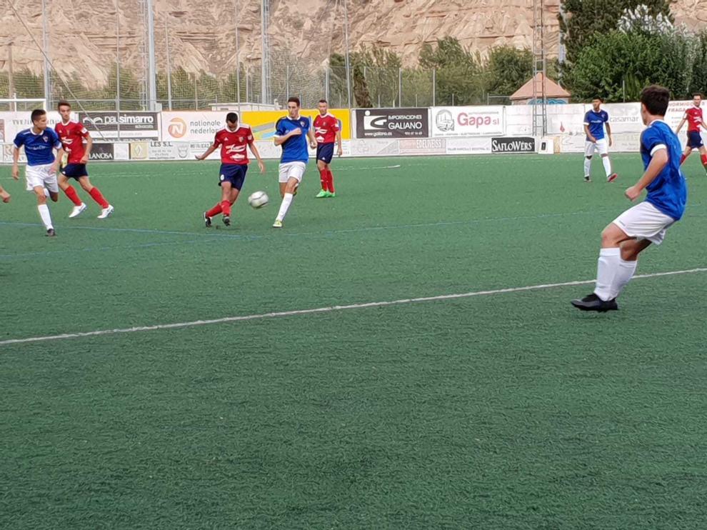Balón en profundidad hacia el desmarque de Bernabé