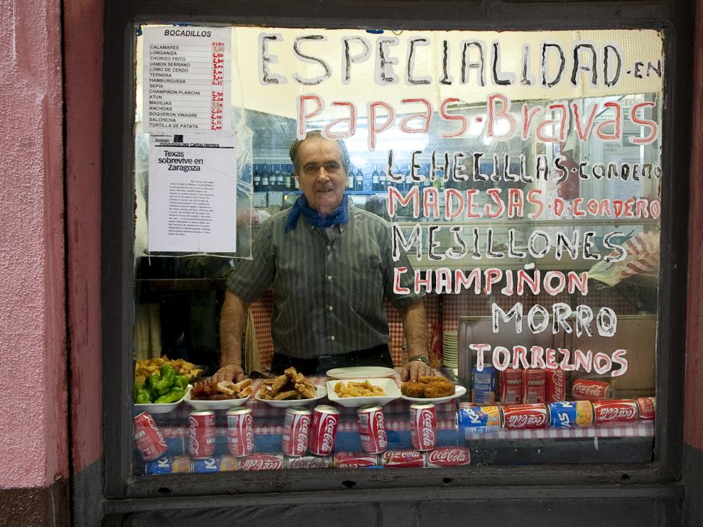 Juan Lería, tras la cristalera del bar Texas.