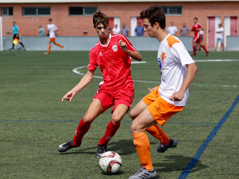 Juan Navarro, del San Gregorio, intenta tapar el avance de un jugador del Juventud