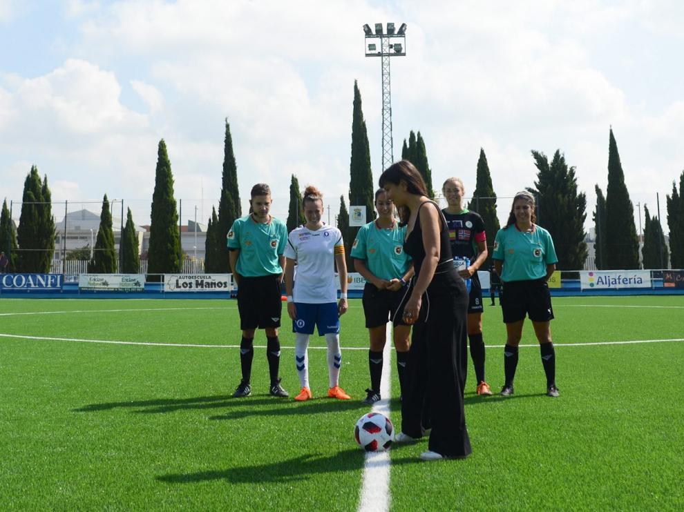 Eva Amaral realiza el saque de honor del Zaragoza Femenino-Mallorca ToppFotball.
