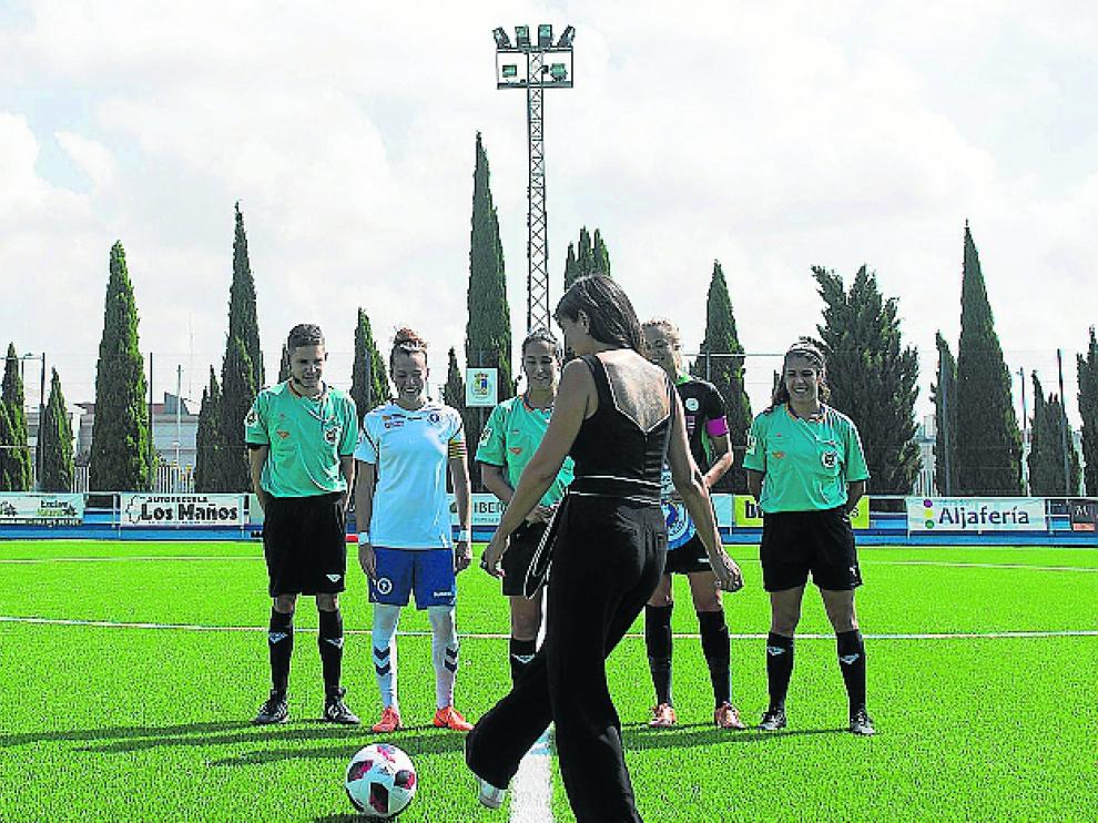 Eva Amaral, en el momento del saque inicial.