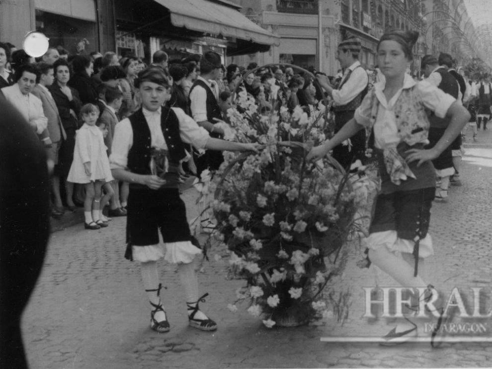 Ofrenda a la Virgen del Pilar en Zaragoza en 1958. La primera ofrenda de Flores de la historia.