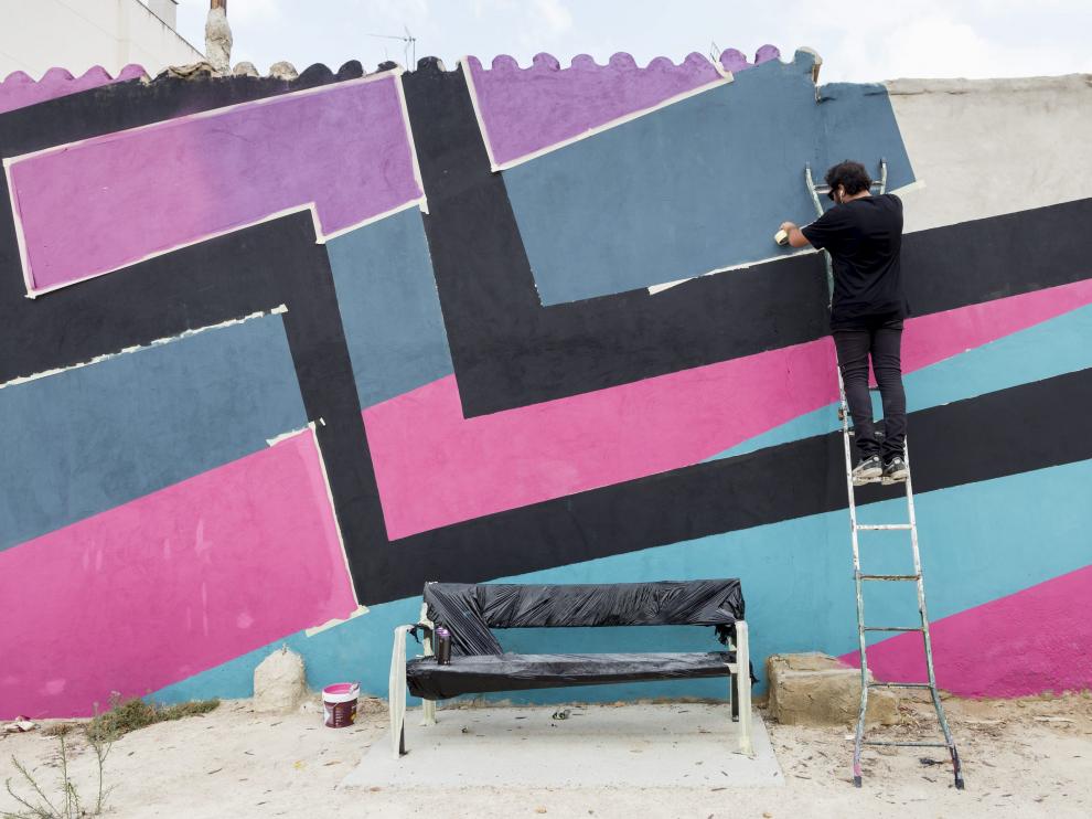 El artista Digo Diego, trabajando en su mural este lunes en el Barrio Oliver
