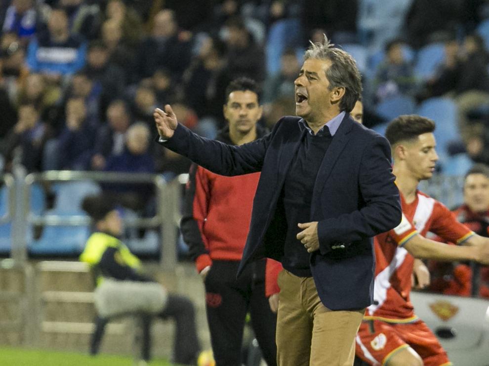 Natxo González dando instrucciones contra el Rayo Vallecano en liga el curso pasado.