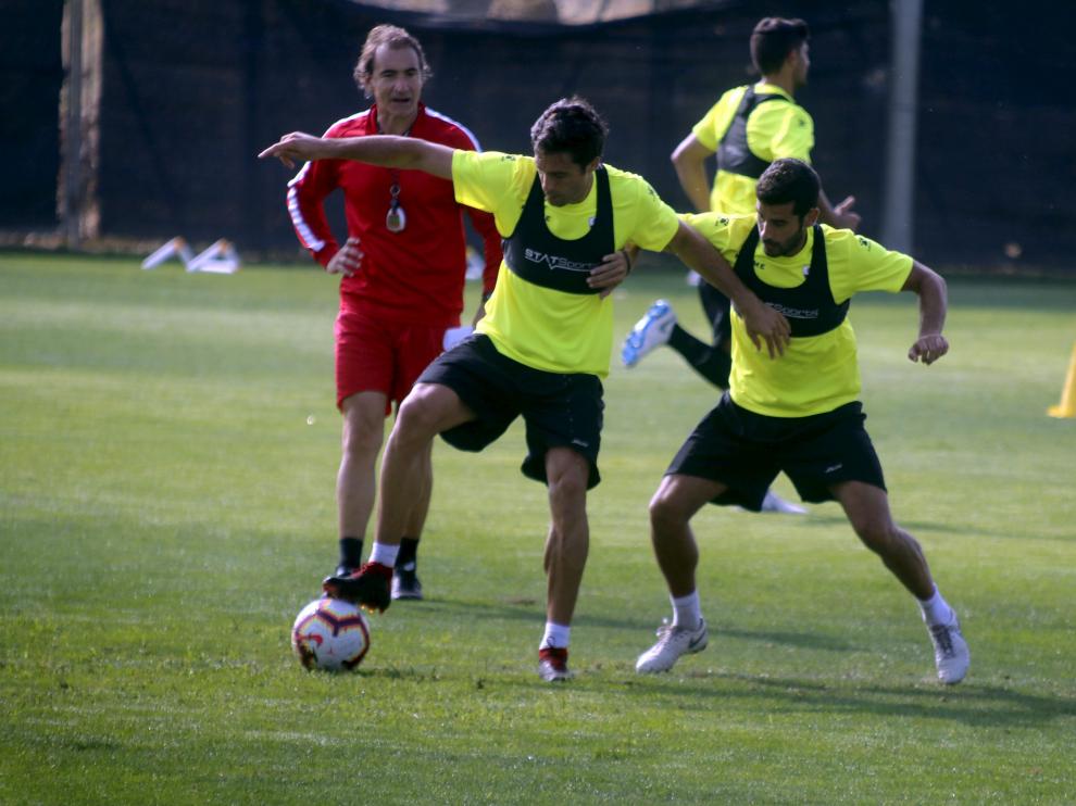 Etxeita, a la izquierda, disputa un balón con Sastre en el entrenamiento de esta mañana.