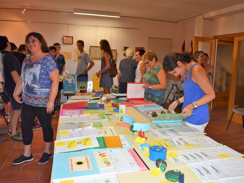 Exposición de trabajos y recuerdos de los alumnos realizada en Tolva en 2017 para conmemorar los 25 años de la reapertura de la escuela