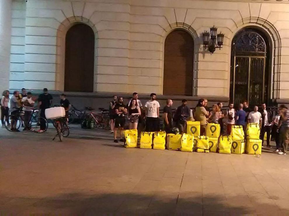 Trabajadores de Glovo se concentran en la plaza de España.