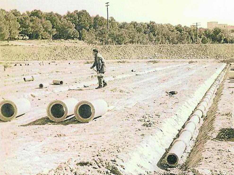 Un operario trabaja en las obras originales de El Alcoraz antes de su inauguración el 16 de enero de 1972.