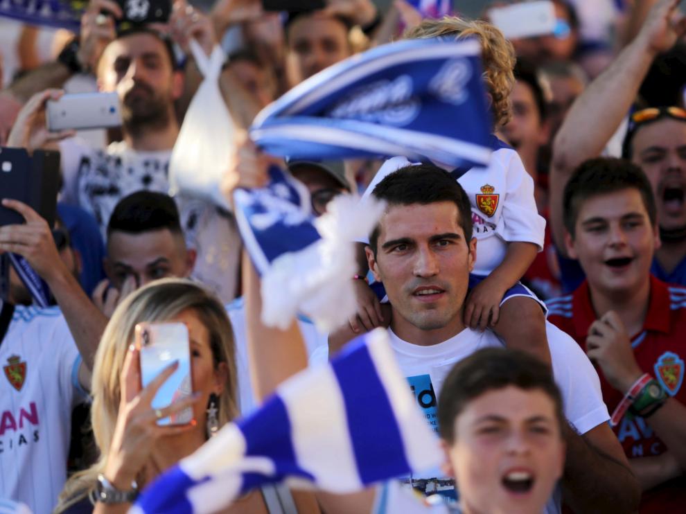 Alberto Zapater, con su hijo en hombros, en el recibimiento de la afición frente al Rayo Majadahonda.
