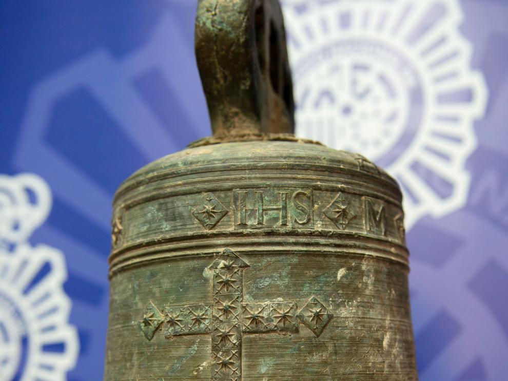 La campana de la Iglesia Parroquial de Santa María de la Asunción de Guadalcanal, del año 1667.