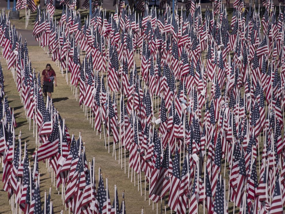 Vista de las banderas plantadas en memoria de las víctimas del 11-S, en Arizona.