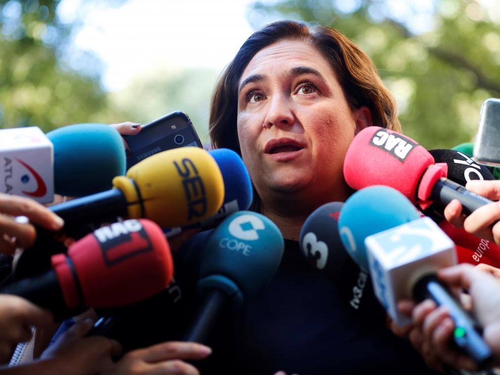Ada Colau, atendiendo a los medios.