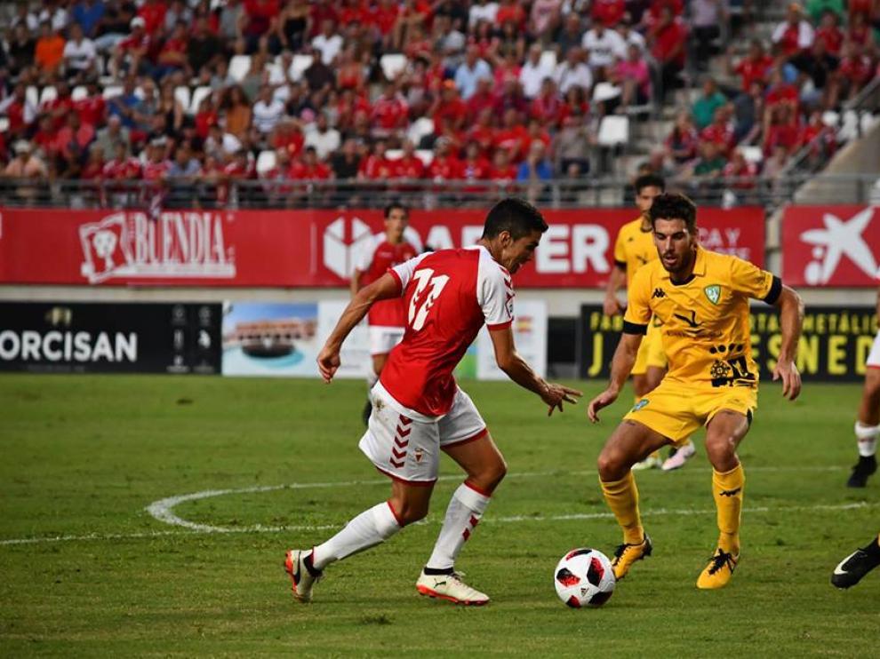 Jesús Alfaro se intenta marchar de un jugador del Villanovense