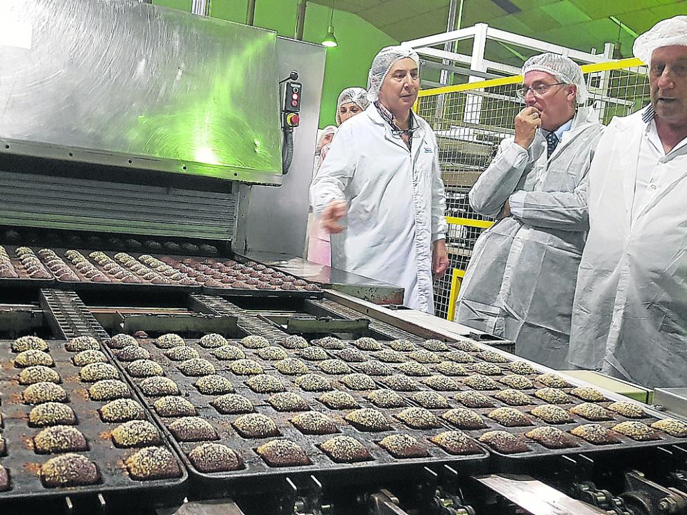 El consejero de Desarrollo Rural (centro), Joaquín Olona, este martes con representantes de la empresa.