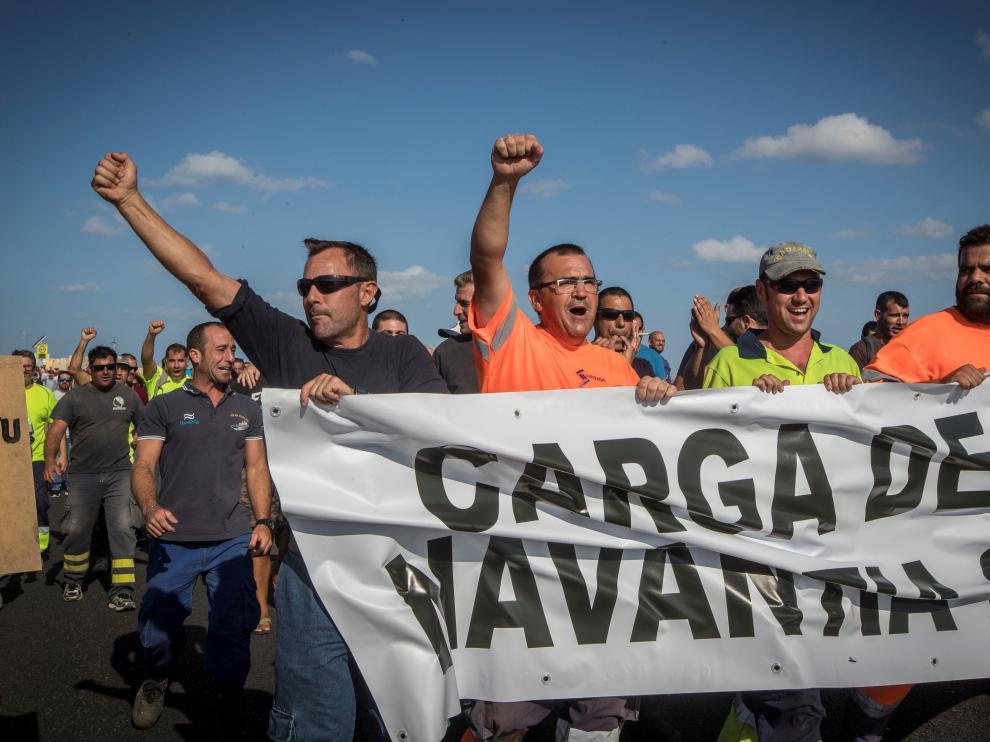 Los trabajadores de Navantia han cortado la carretera A-4, a su paso por San Fernando.