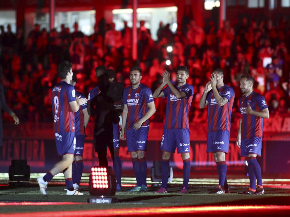 Los futbolistas del Huesca celebran en El Alcoraz el ascenso a Primera.