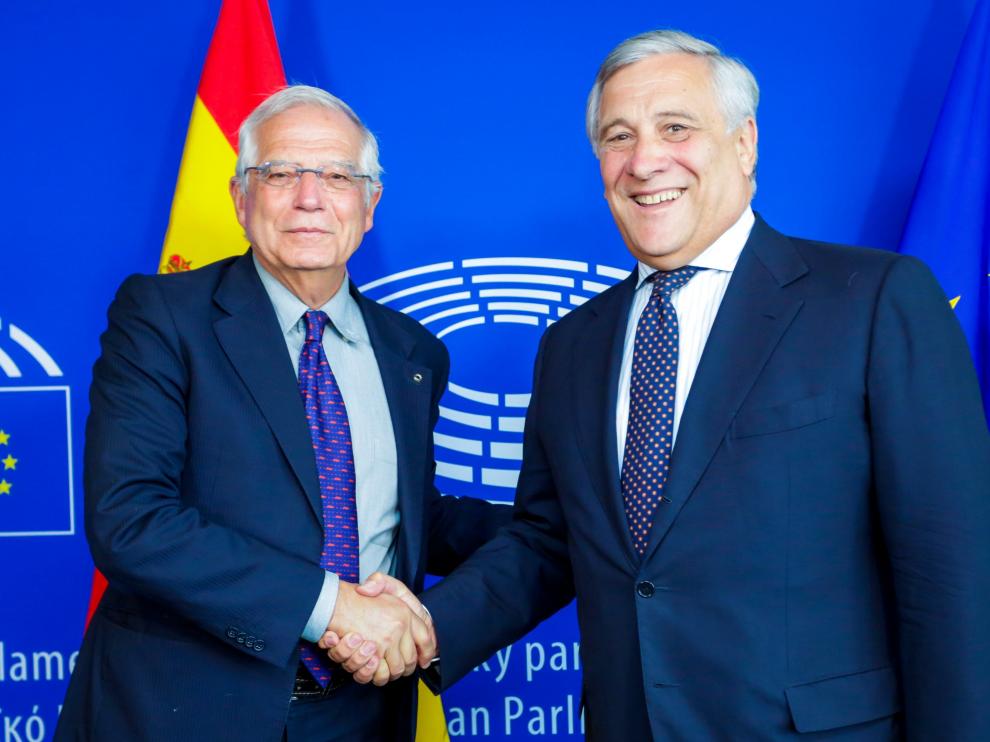 El ministro español de Asuntos Exteriores, Josep Borrell, junto al presidente de la Eurocámara, Antonio Tajani.
