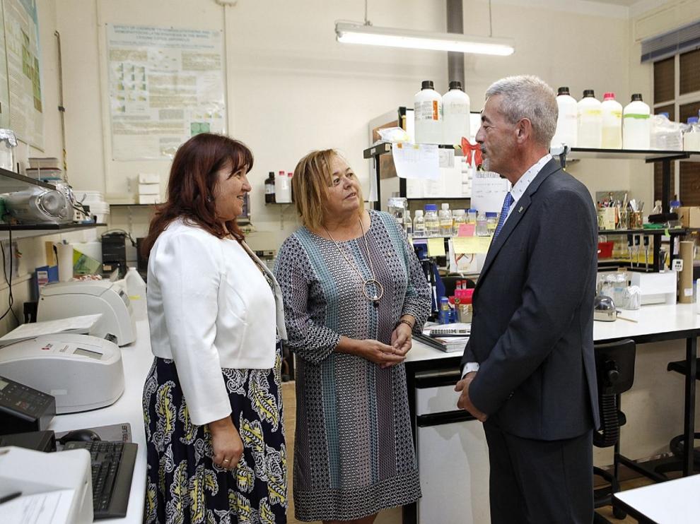 La presidenta del CSIC, Rosa Menéndez (en el centro) acompañada por la delegada en Aragón del CSIC, María Jesús Lázaro, y el director de la Estación Experimental Aula Dei, Jesús Val, durante su visita a estas instalaciones.