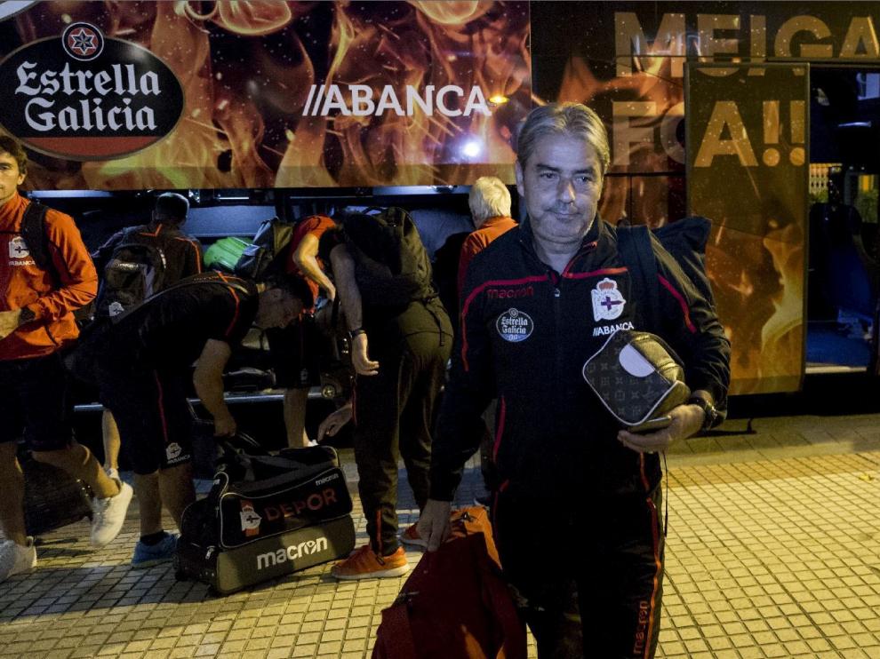 Natxo González, con gesto torcido a su llegada a Zaragoza al frente del Deportivo de La Coruña, en la puerta del hotel, este martes por la noche.