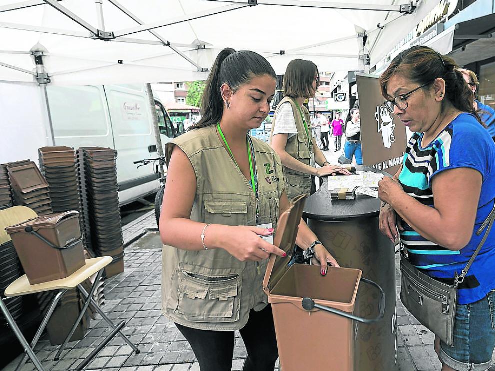 Punto de información en la plaza de Roma, donde se reparte el 'kit' de la recogida puerta a puerta.