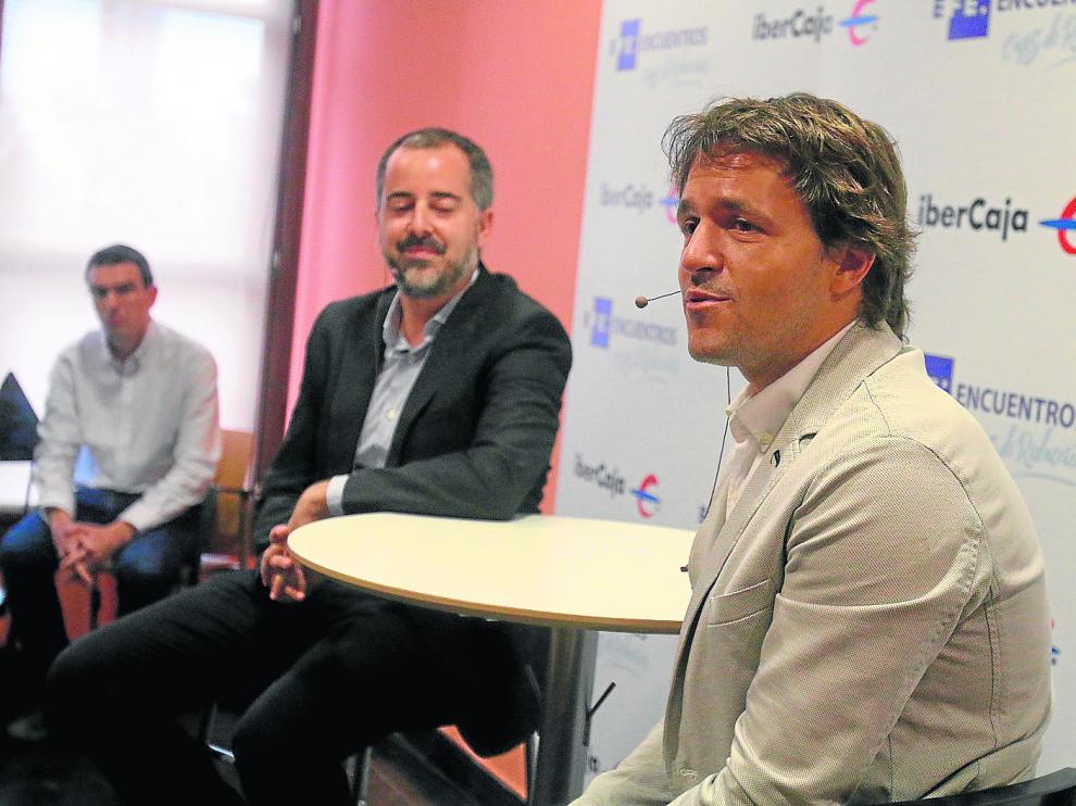 Josete Ortas (derecha), junto con Ángel Alonso (delegado de la agencia EFE en Aragón), en el desayuno informativo de este miércoles.