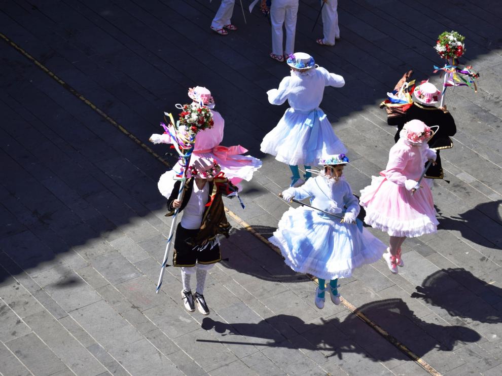 Actuación de los mozos danzantes en el primer día de fiestas de Graus.