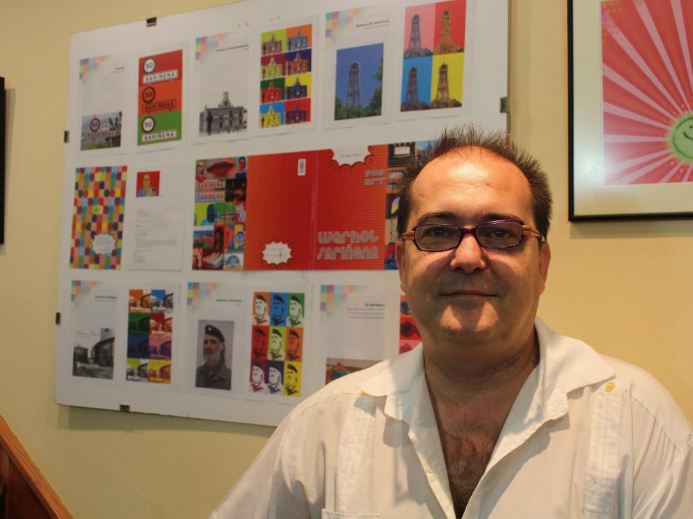 Salvador Trallero frente a uno de los panales de la exposición.