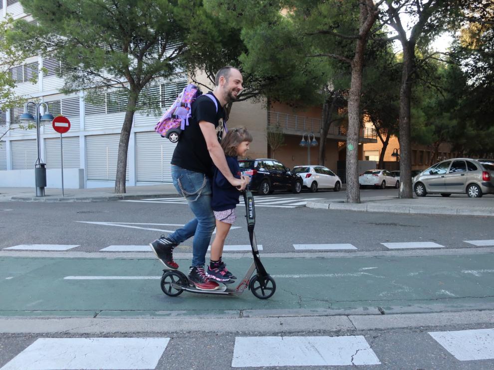 Un padre y su hija, juntos en un patinente.